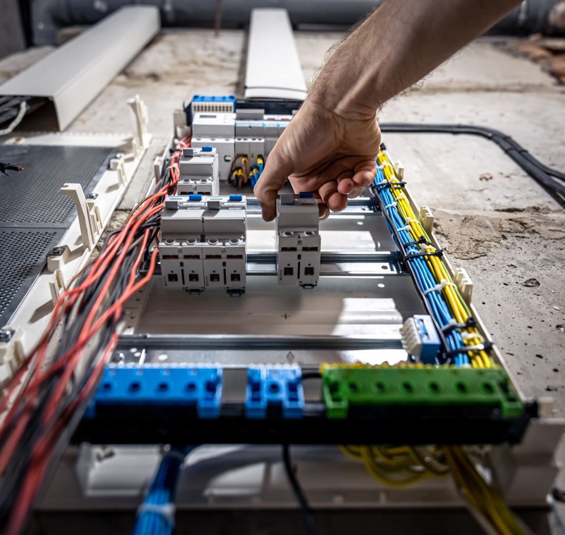 Técnico montando quadro elétrico de energia