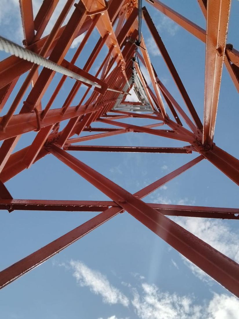 Estrutura metálica de torre vista de baixo para cima